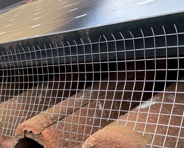 barriera anti piccioni su pannelli fotovoltaici